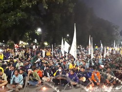 Lewati Batas Waktu, Mahasiswa Masih Bertahan di Depan Istana