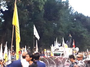 Diimbau Polisi Bubar, Mahasiswa Tetap Bertahan di Dekat Istana