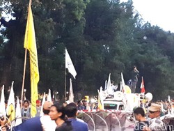 Diimbau Polisi Bubar, Mahasiswa Tetap Bertahan di Dekat Istana