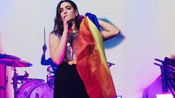 Melihat Dua Lipa Naik Panggung di Paris