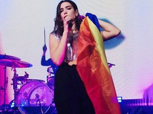 Melihat Dua Lipa Naik Panggung di Paris