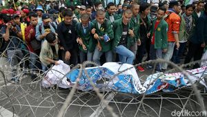 Massa Aksi 3 Tahun Jokowi-JK Injak-injak Kawat Berduri
