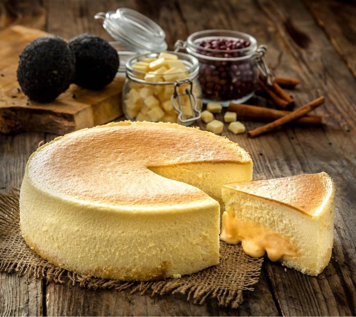 Lembut, Manis dan Gurih! Cheesecake Isi Saus Telur Asin yang Unik