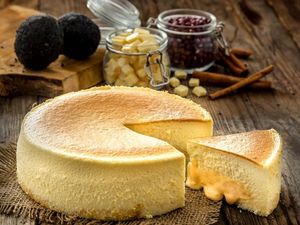 Lembut, Manis dan Gurih! Cheesecake Isi Saus Telur Asin yang Unik