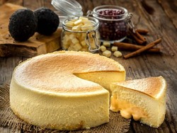 Lembut, Manis dan Gurih! Cheesecake Isi Saus Telur Asin yang Unik