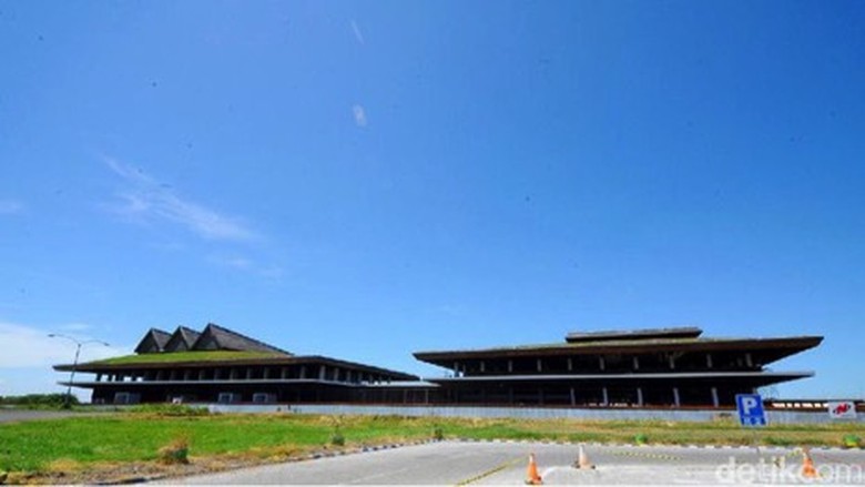Untuk lebih menduniakan pariwisata Banyuwangi, Bandara Blimbingsari akan diganti nama menjadi Bandara Banyuwangi.