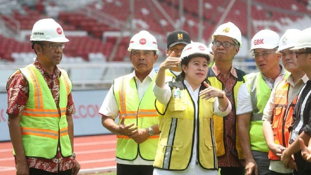 Menteri Koordinator Pembangunan Manusia dan Kebudayaan (Menko PMK) Puan Maharani meninjau venue-venue di Gelora Bung Karno, Jumat (20/10/2017). 