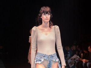 Jeans Compang-camping Eksis di Fashion Week Tokyo, Berani Pakai? Jeans Compang-camping Eksis di Fashion Week Tokyo, Berani Pakai?