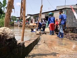 Tanggul Karung Jebol yang Bikin Banjir di Jatipadang Diperbaiki
