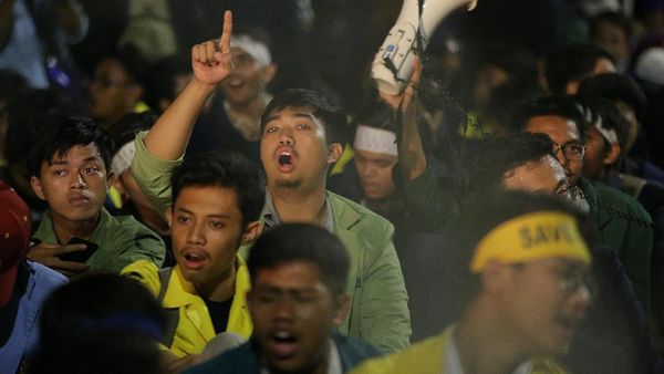 Foto: Tengah Malam, Mahasiswa Masih Bertahan di Depan Istana