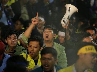 Foto: Tengah Malam, Mahasiswa Masih Bertahan di Depan Istana