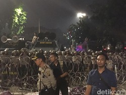 Massa Masih Bertahan di Depan Istana, Polisi Siagakan Water Cannon