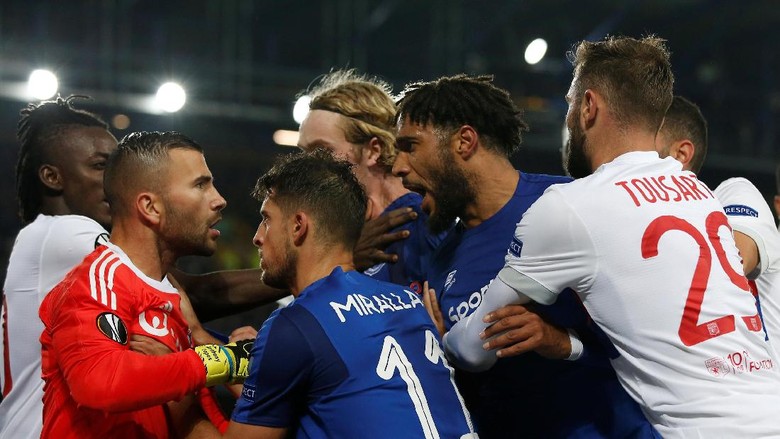 Jangan Ditiru! Fans Everton Ini Toyor Kepala Kiper Lyon Sambil Gendong Anak Jangan Ditiru! Fans Everton Ini Toyor Kepala Kiper Lyon Sambil Gendong Anak