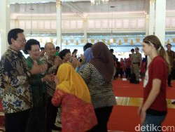 Mangayubagyo, Warga dan Bule Antre Salaman dengan Sri Sultan HB X