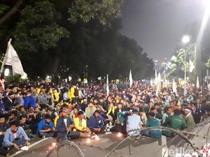 Ogah Pulang, Massa Aksi Gelar Selawatan