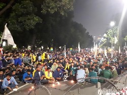 Ogah Pulang, Massa Aksi Gelar Selawatan