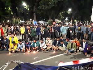 Diimbau Pulang, Massa Mahasiswa Selawatan Sambil Aksi Lilin