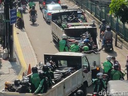 26 Motor Sama Abang Ojeknya Diangkut ke Truk karena Ngetem