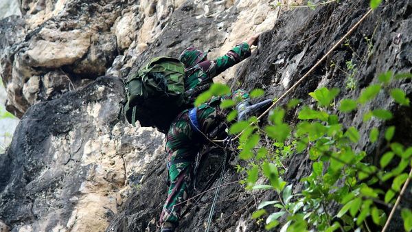Prajurit Raider 3 Kostrad Latihan Pendaki Serbu
