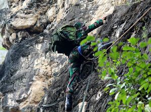 Prajurit Raider 3 Kostrad Latihan Pendaki Serbu