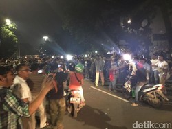Bubarkan Massa di Depan Istana, Polisi Buka Jl Medan Merdeka Barat