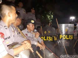 Dampingi Massa di Depan Istana, Polisi Zikir Bersama
