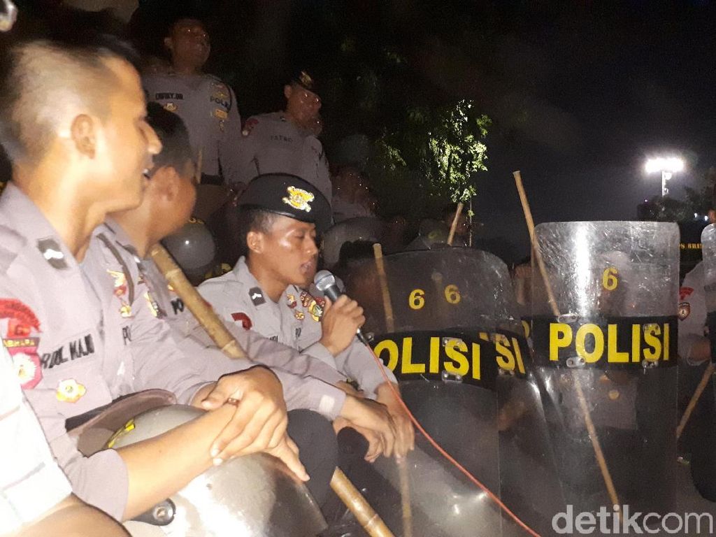 Dampingi Massa di Depan Istana, Polisi Zikir Bersama Dampingi Massa di Depan Istana, Polisi Zikir Bersama