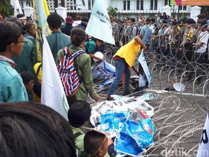 Massa di Depan Istana Terobos 1 Barikade Kawat Berduri