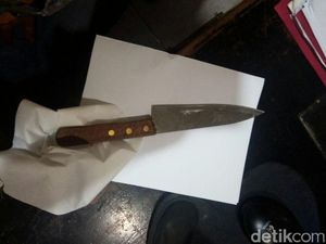 Tikam Warga Pakai Pisau, Orang Gila Ditembak Polisi Tikam Warga Pakai Pisau, Orang Gila Ditembak Polisi