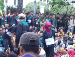 Massa Gelar Teatrikal di Tengah Aksi Demo 3 Tahun Jokowi-JK