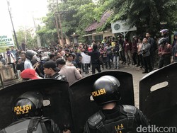Demo Puluhan Mahasiswa Makassar Berujung Bentrok dengan Polisi