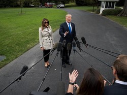 Ssst, Gosipnya Wanita di Samping Donald Trump Ini Melania Trump Palsu