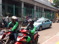 Sudah Diangkut Petugas, Ojek Online Masih Ngetem di Stasiun Sudirman