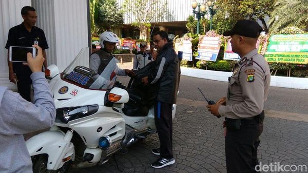 Foto: Gaya Sporty Gubernur Anies Ngantor ke Balai Kota