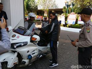Foto: Gaya Sporty Gubernur Anies Ngantor ke Balai Kota