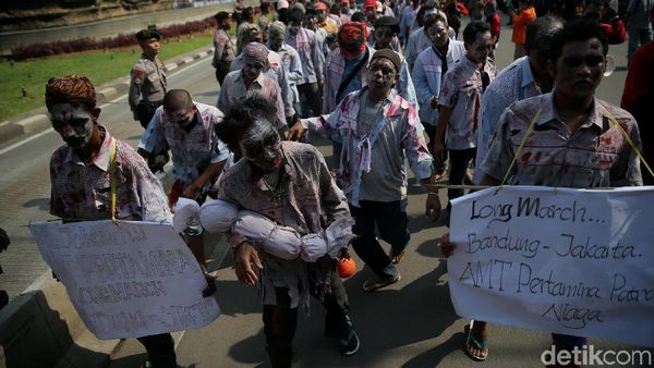 Zombie Serbu Istana Tagih Janji Jokowi-JK