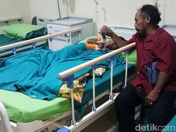 Kisah Yanuar dari Ambulans Gerobak Hingga Dibawa Risma ke RS
