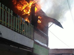 Korsleting, Lantai 2 Rumah di Krembangan Ludes Terbakar