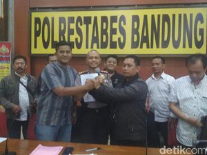 Sopir Taksi Online dan Konvensional di Bandung Berdamai Sopir Taksi Online dan Konvensional di Bandung Berdamai