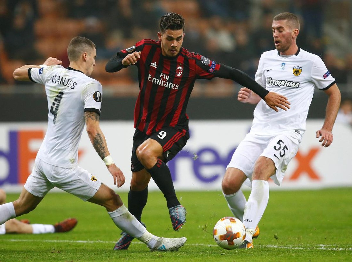 AC Milan di laga melawan AEK Athens (Foto: Alessandro Garofalo/Reuters)