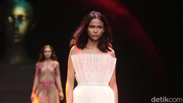 Foto: Gaun-gaun Bordir Cantik Koleksi Terbaru Sapto Djojokartiko