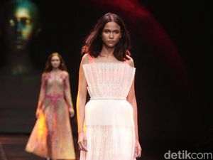 Foto: Gaun-gaun Bordir Cantik Koleksi Terbaru Sapto Djojokartiko