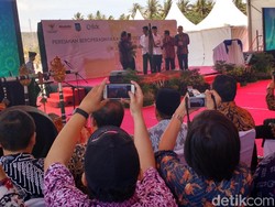 Jokowi Sentil Menko Darmin yang Batuk-batuk: Kebanyakan Rokok