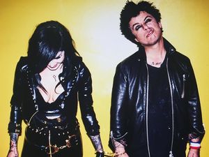Anak 90-an yang Suka Makeup, Vokalis Green Day akan Rilis Eyeliner! Anak 90-an yang Suka Makeup, Vokalis Green Day akan Rilis Eyeliner!