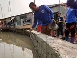 Sudin SDA Jaksel Bangun Turap Tanggul Sementara di Jatipadang