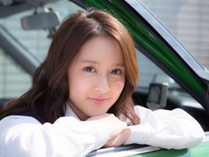 Model Seksi Nyambi Sopir Taksi Jadi Pujaan Netizen