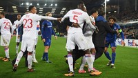 Williams coba ditahan oleh seorang staf Everton saat ribut-ribut terjadi. Meski ada banyak pemain yang terlibat dalam keributan tersebut, hanya Williams dan Traore yang mendapat kartu kuning dari wasit. Foto: Ross Kinnaird/Getty Images