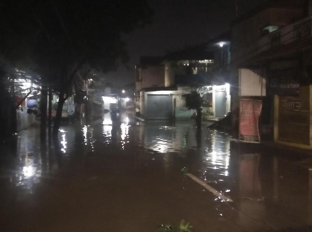 Kemang Utara Masih Banjir, Rumah Warga Terendam Air 1 Meter