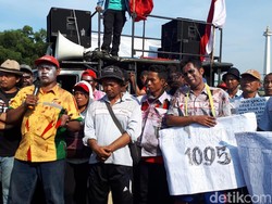 Tak Digaji dan Di-PHK Lewat SMS, Buruh Zombie Mengadu ke Jokowi