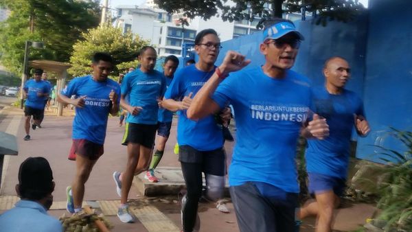 Foto: Wagub Sandiaga Tepati Janji Lari Pagi ke Balai Kota